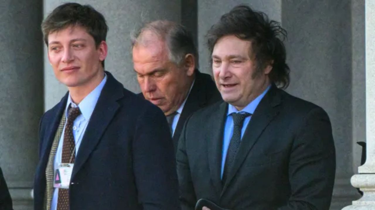 El presidente Javier Milei junto a su asesor principal Santiago Caputo