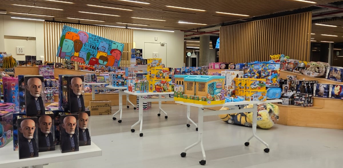 La juguetería que armó Santander en su edificio central de Garay.