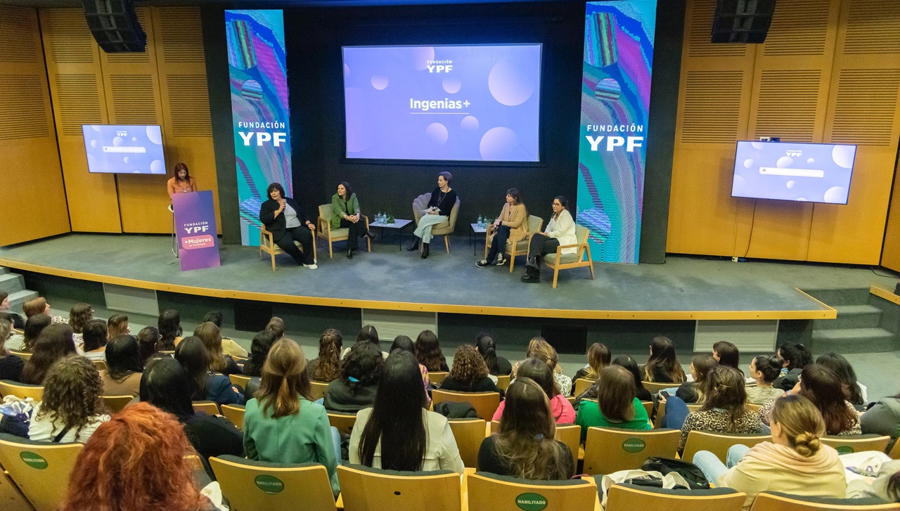 Durante los encuentros de + Mujeres en Tecnología, mujeres profesionales de YPF transmitieron sus experiencias.