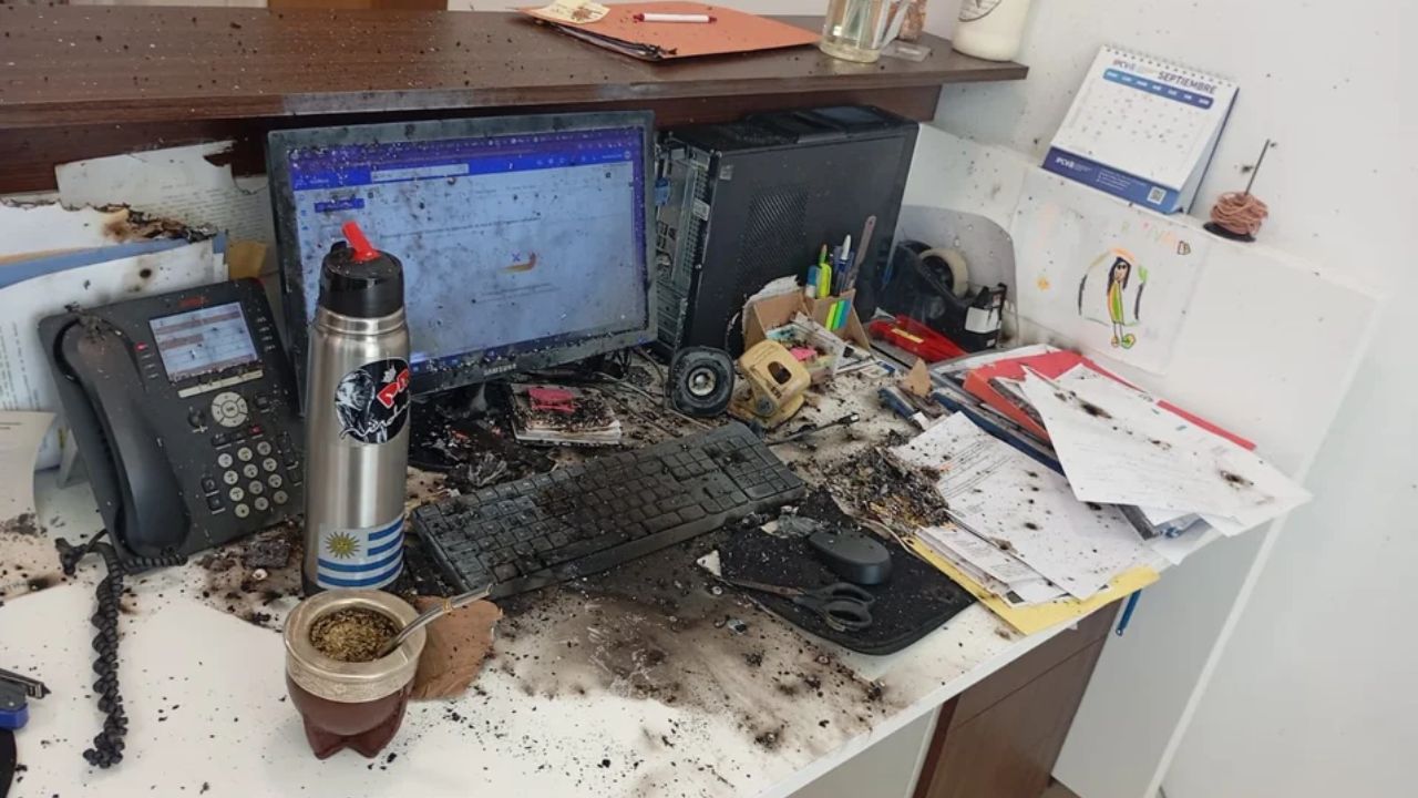Así quedó el escritorio donde explotó el paquete que iba dirigido al presidente de la Sociedad Rural Nicolás Pino