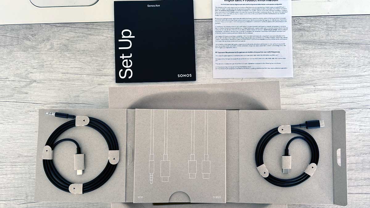 Cables que vienen con los auriculares Sonos Ace.