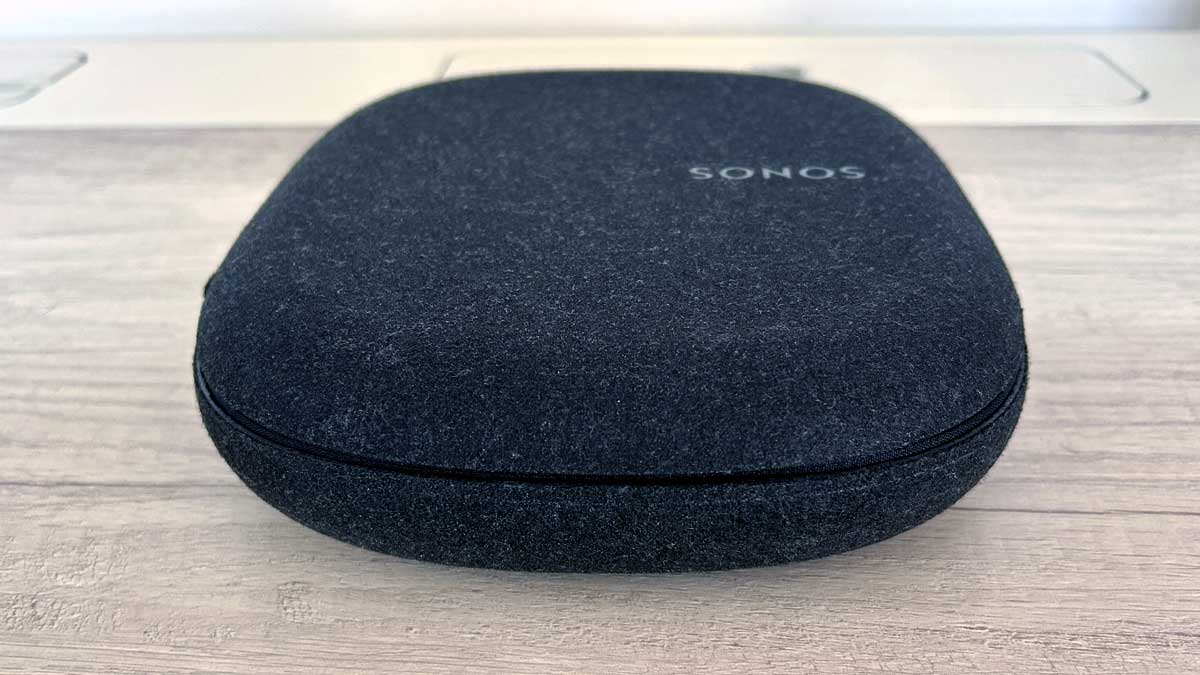 Estuche de los auriculares Sonos Ace.