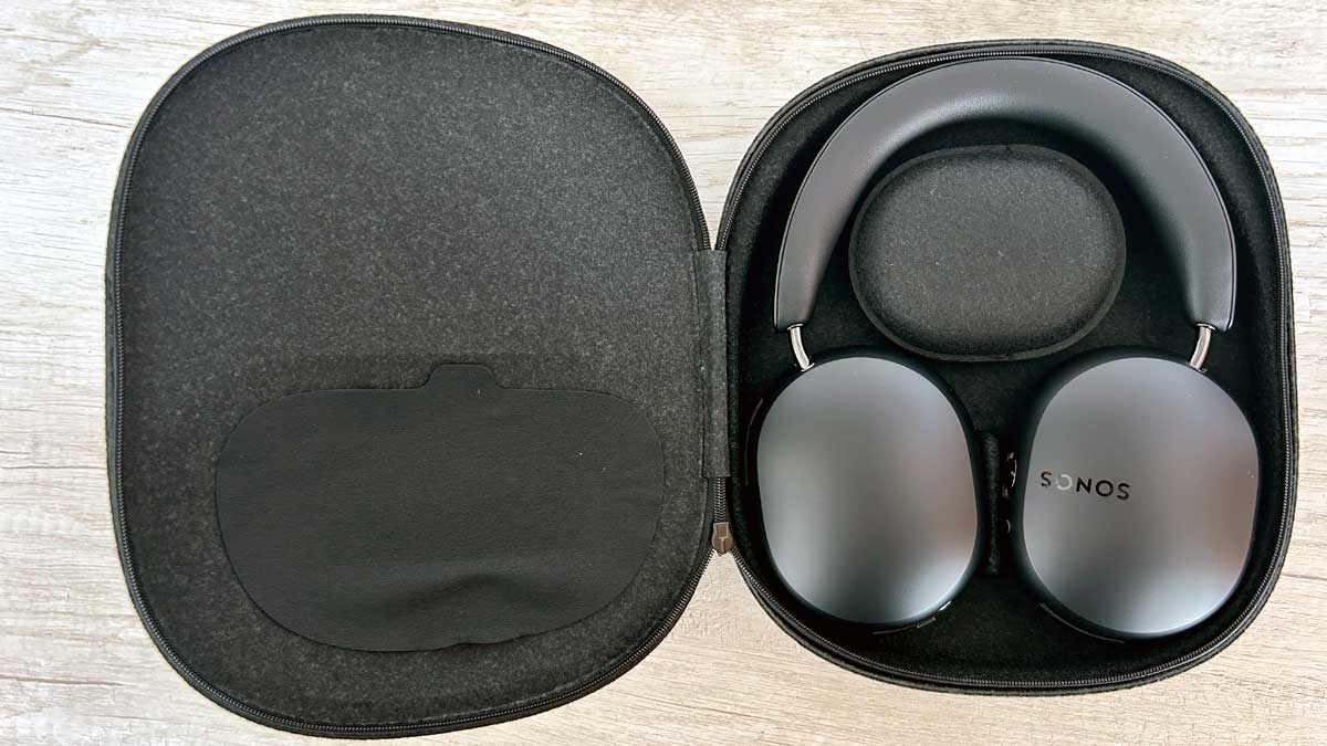 Los auriculares Sonos Ace dentro del estuche.