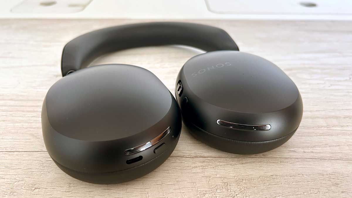 En el auricular izquierdo se encuentra el puerto USB-C .