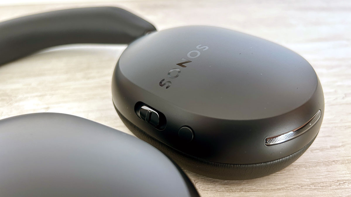 Control deslizante de los auriculares Sonos Ace.