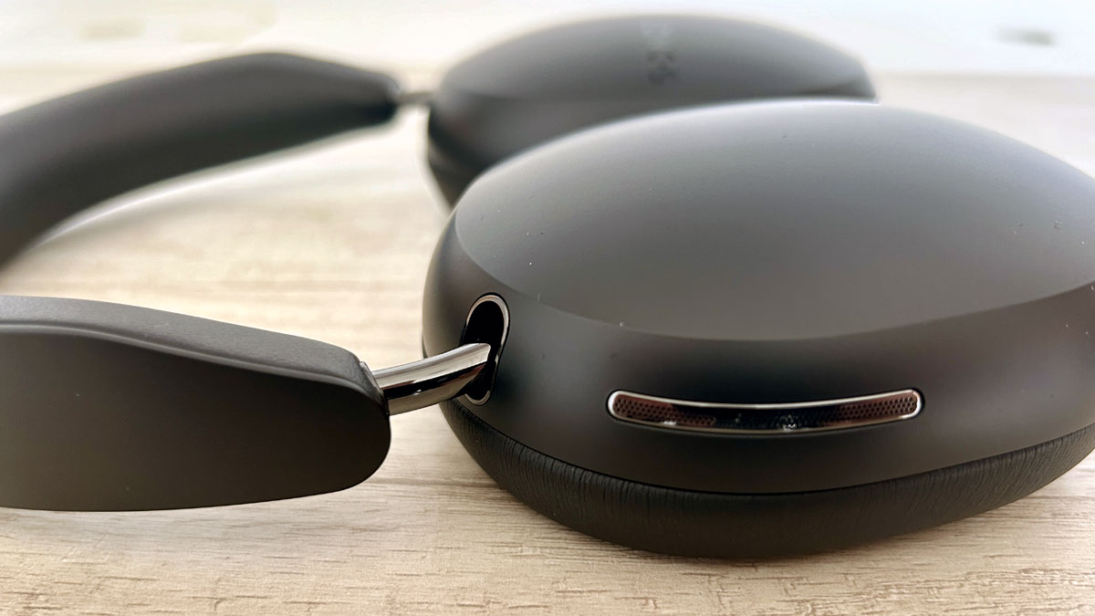 Brazos deslizantes de acero inoxidable de los auriculares Sonos Ace.