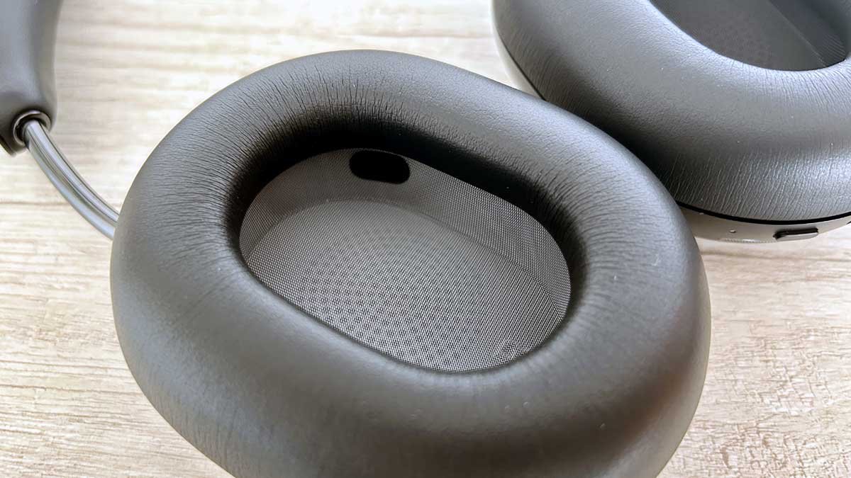 Parte interna de los auriculares Sonos Ace.