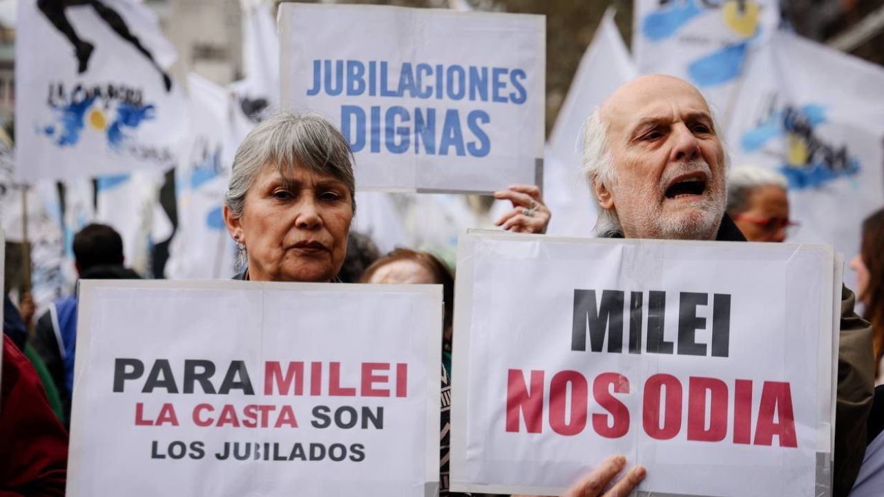 Otros de los carteles que llevaron algunos jubilados a la manifestación