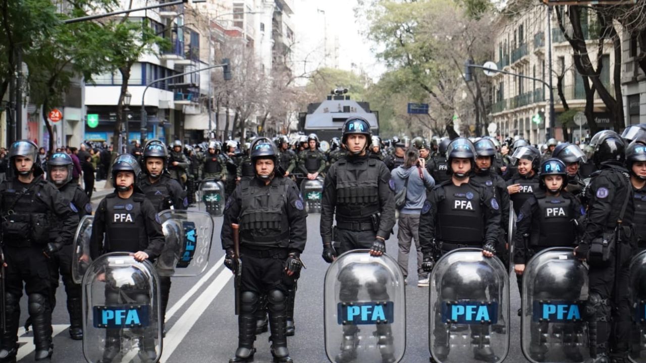La policía intentó contener a los manifestantes. Luego de la votación, comenzaron los incidentes