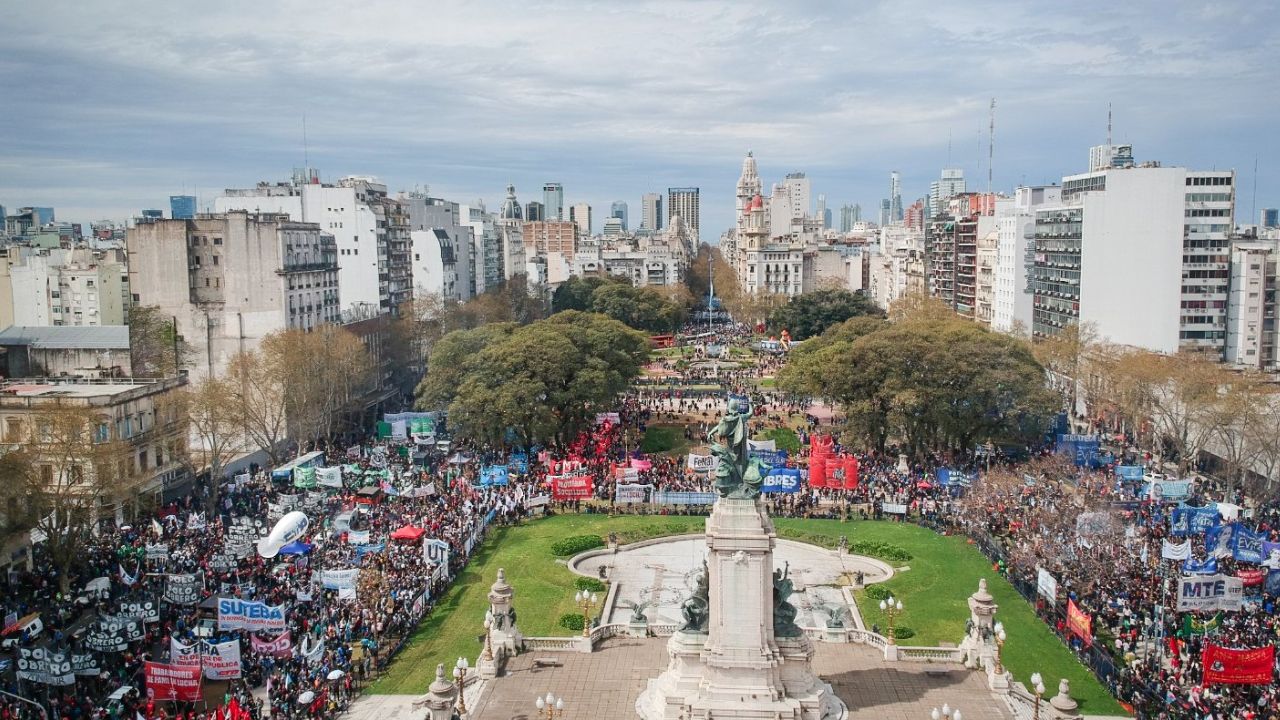 Organizaciones sociales y sindicatos marcharon junto a jubilados al Congreso