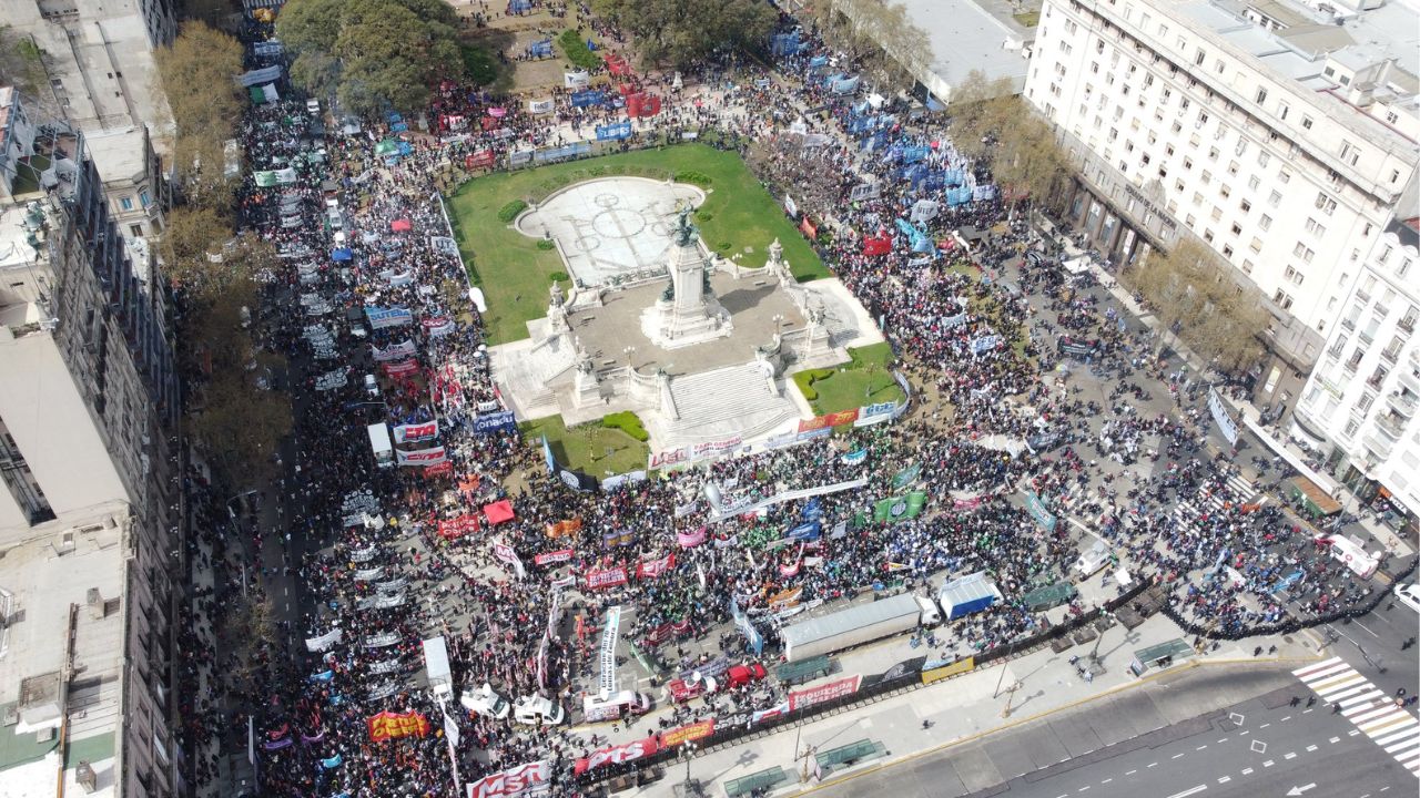 Una toma aérea de la marcha contra el veto a la nueva fórmula jubilatoria