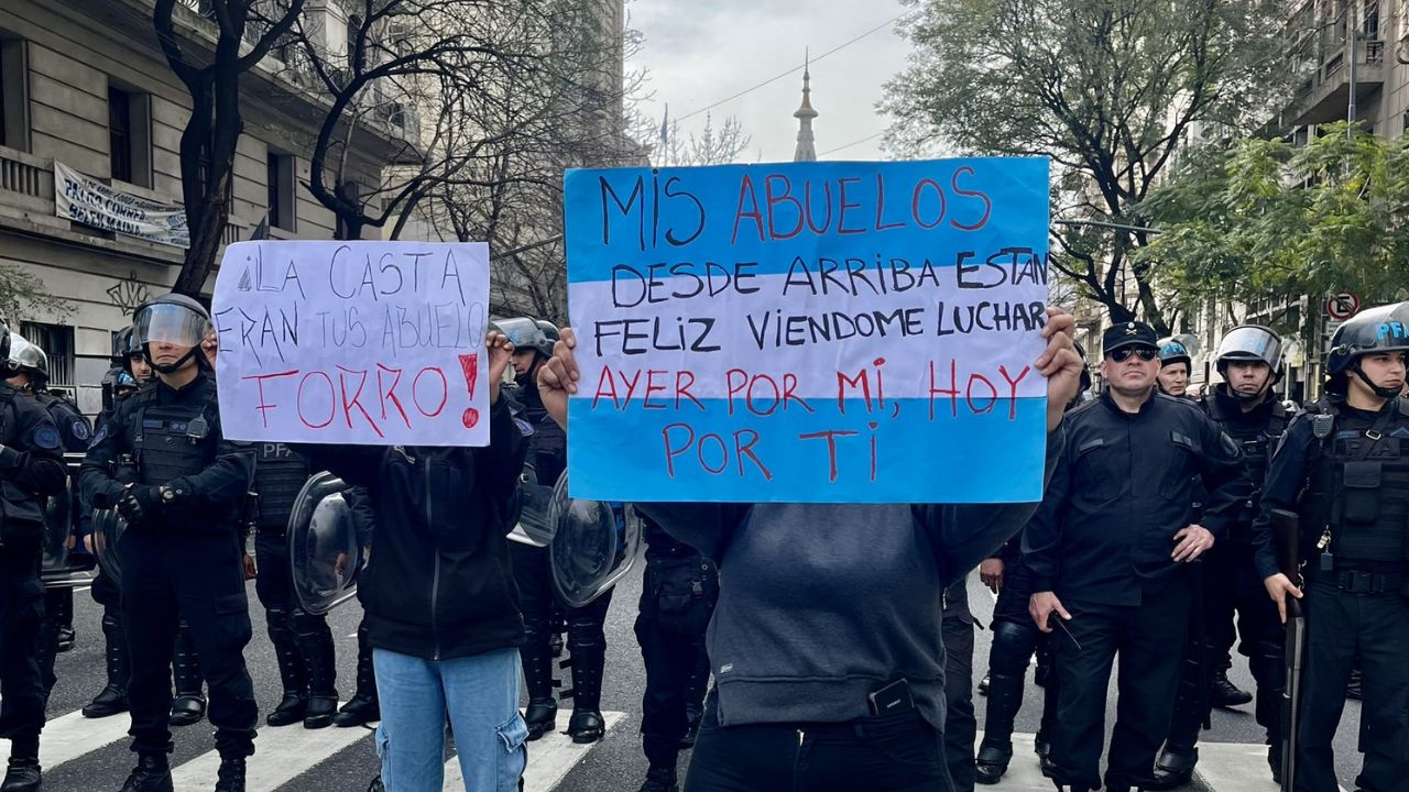 Otros de los carteles en la movilización a la plaza de los dos Congresos