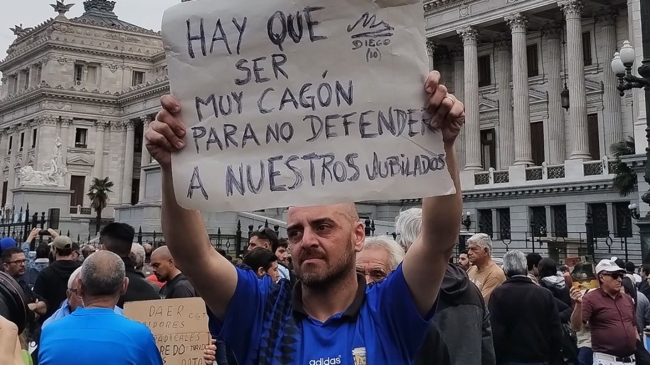 Los manifestantes llevaron carteles contra el veto a la nueva fórmula jubilatoria
