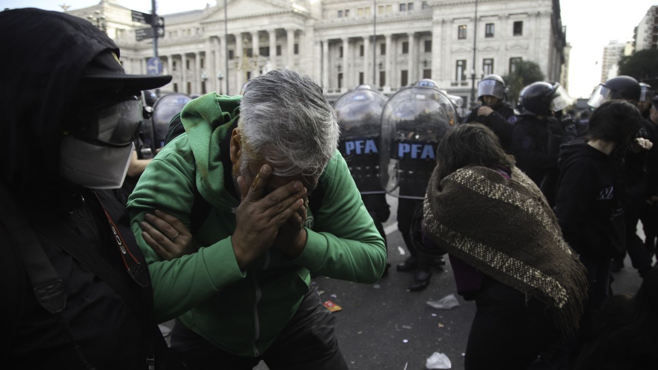 La policía tiró gas pimienta para durante la movilización