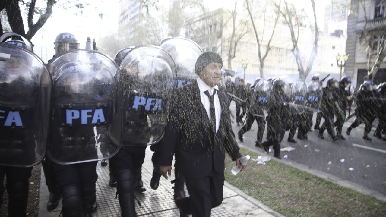 Otra de las imágenes de la policía durante la manifestación contra la nueva fórmula jubilatoria