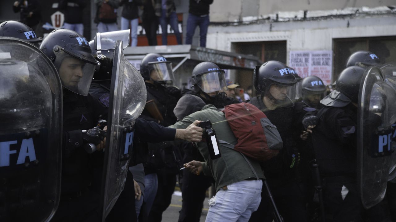 La policía tiró gas pimienta contra los manifestantes