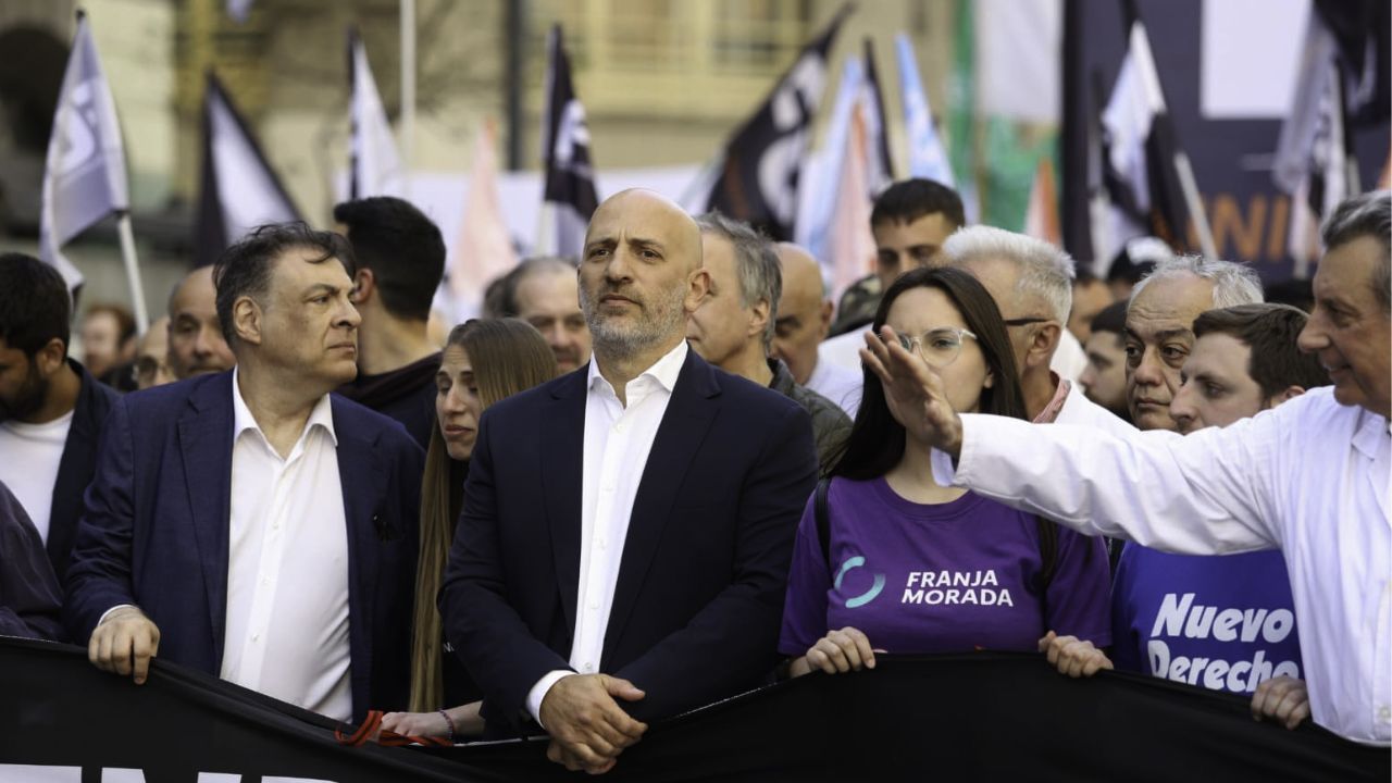 El vicerrector de la UBA Emiliano Yacobitti participó de la marcha por la educación pública