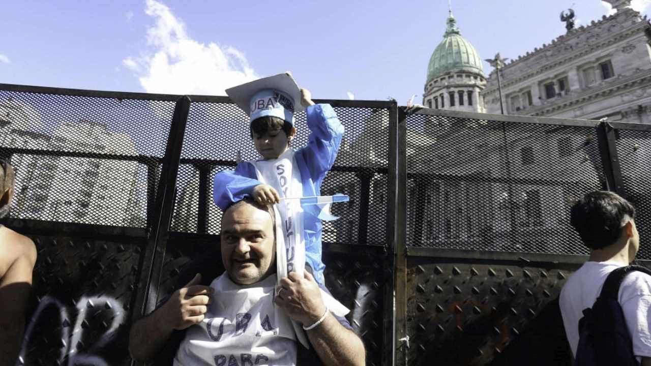 Los primeros en llegar a la plaza Congreso, en una nueva marcha universitaria