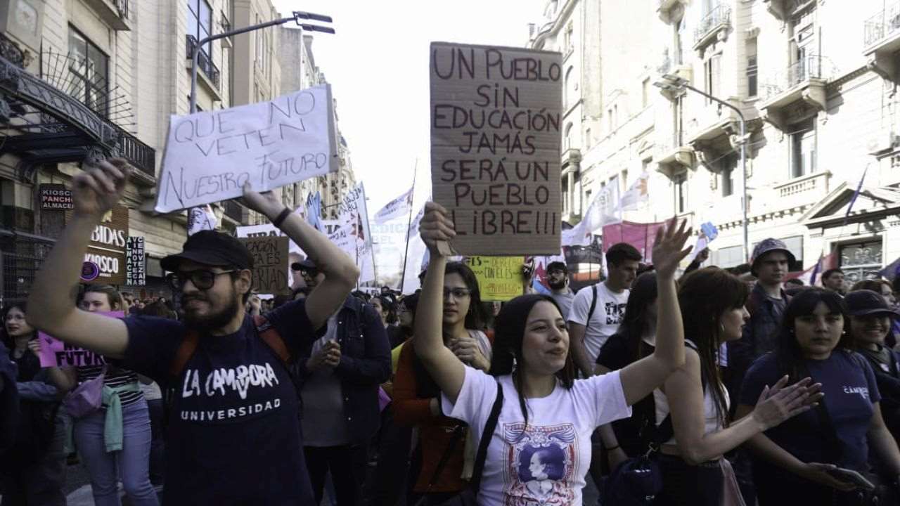 Otra de las postales de la marcha universitaria de este miércoles