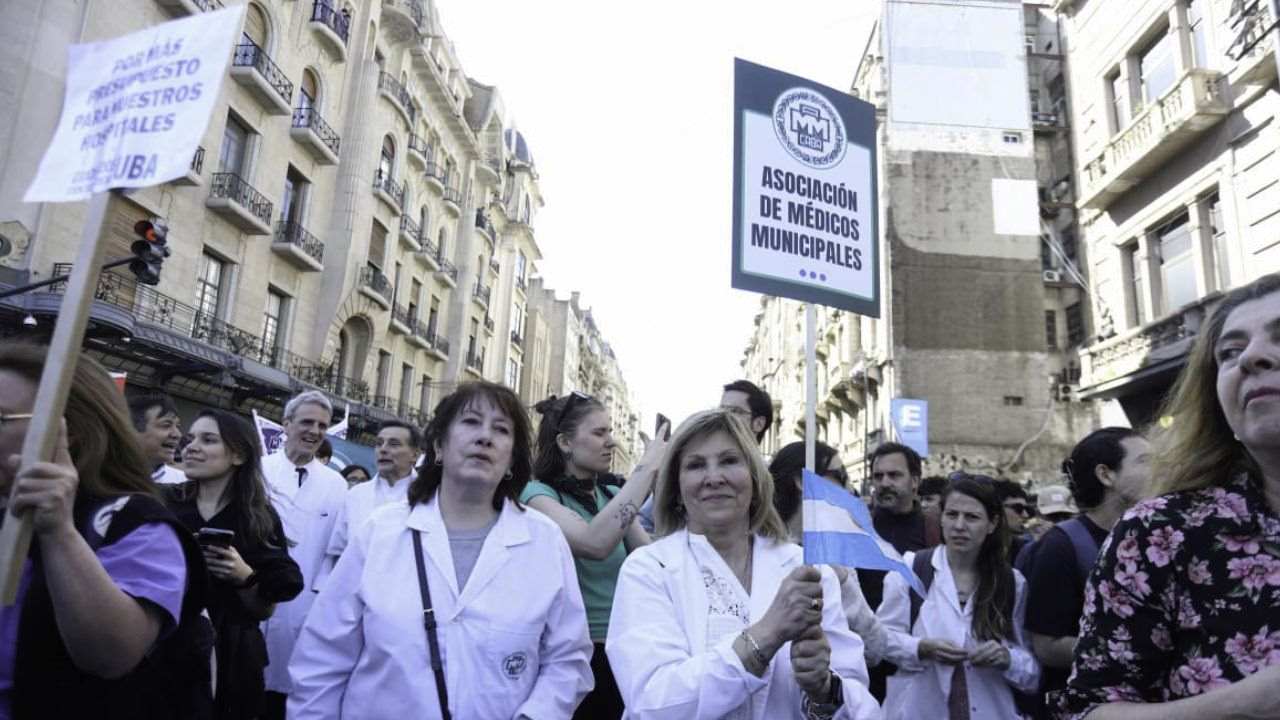 Asociaciones de médicos también marcharon al Congreso