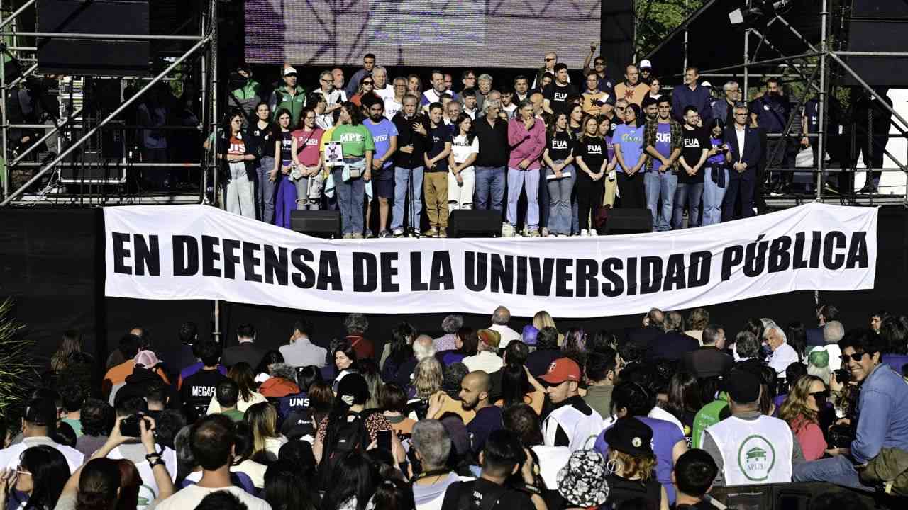 Estudiantes y docentes pidieron a Javier Milei por el financiamiento a la universidad pública