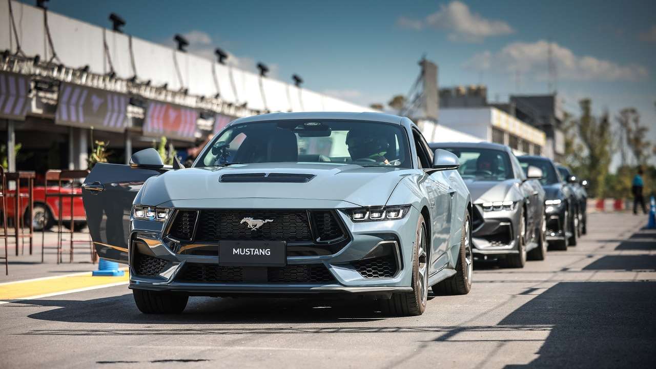 Fila de Mustang para ser probados en el Autódromo de la Ciudad.