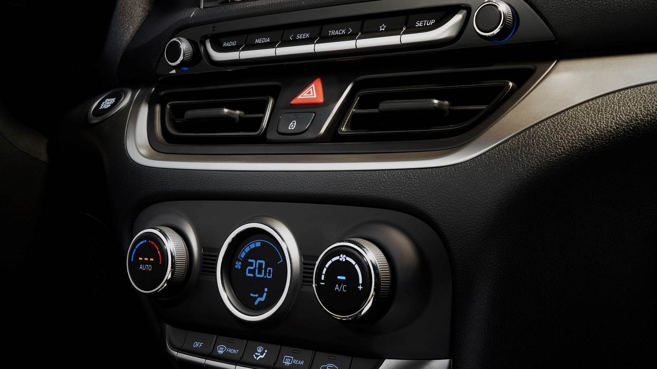 El versión tope de gama del auto barato de Hyundai tiene climatizador automático.