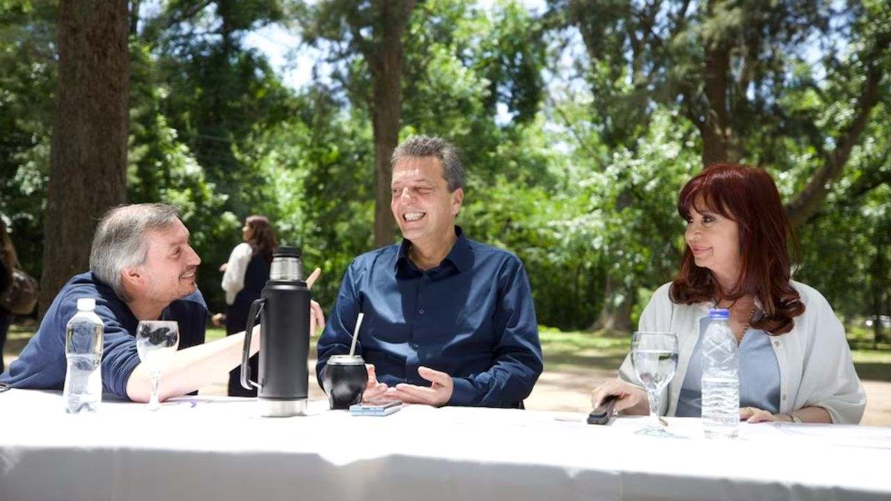 Una de las fotos difundidas por el Instituto Patria, con Máximo Kirchner, Massa y Cristina