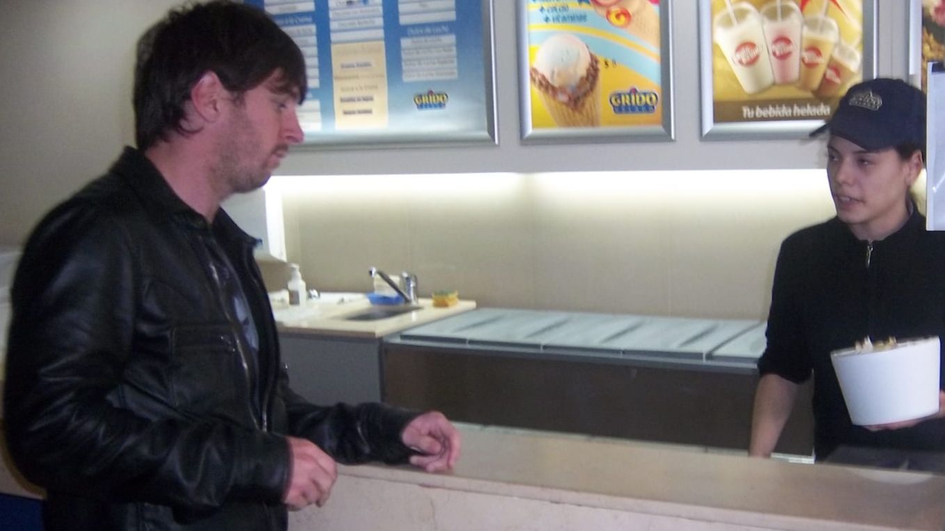 Un joven Messi, pidiendo helado en Grido.