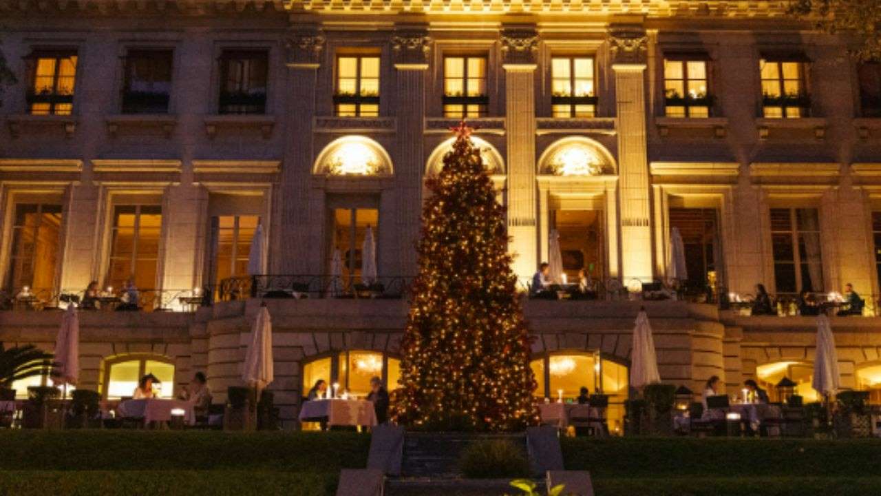 Una cena festiva con vinos premium, música en vivo y servicio cinco estrellas en un palacio icónico