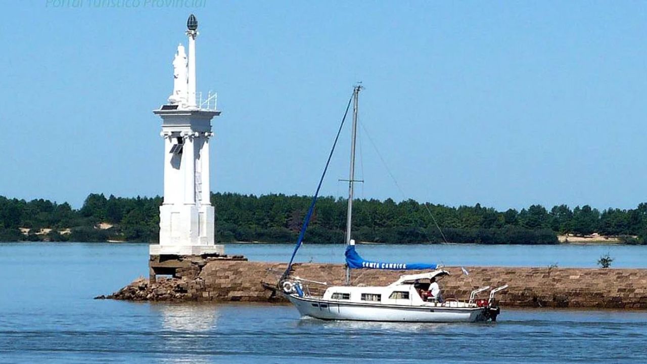 La isla cuenta con el único faro de río de todo el mundo