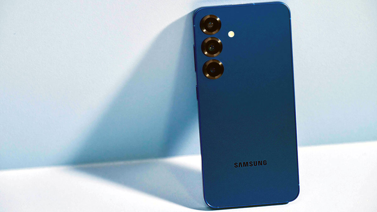 Samsung Galaxy S25 + en color azul océano.