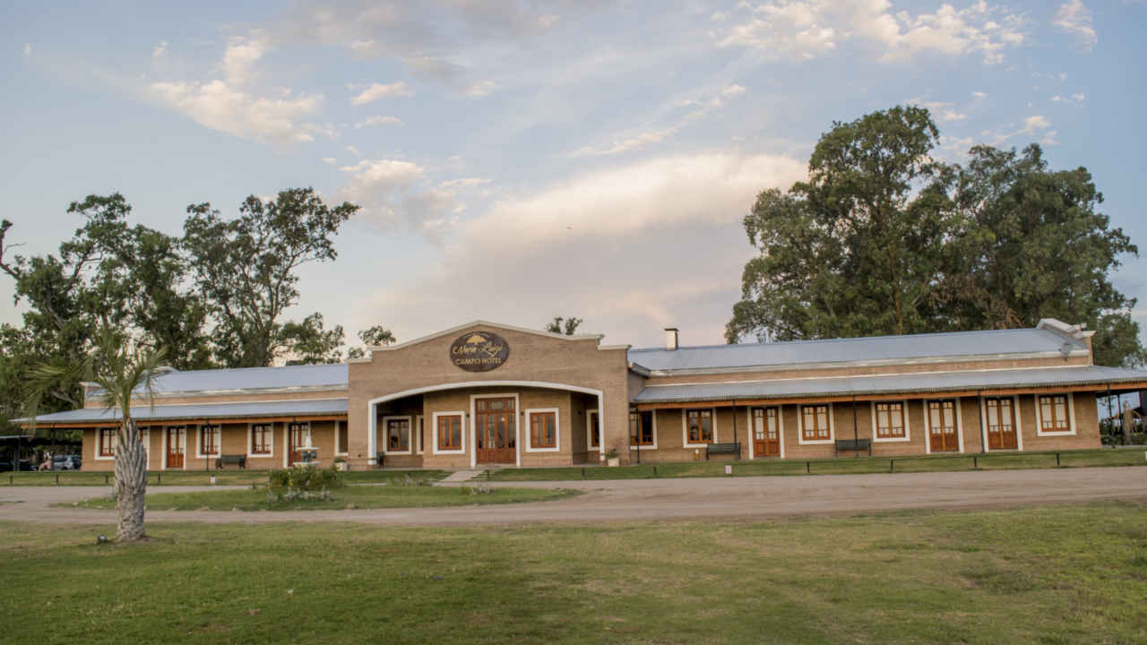 El hotel es reconocido en turismo rural, su robot camarera y próximamente habitaciones en aviones