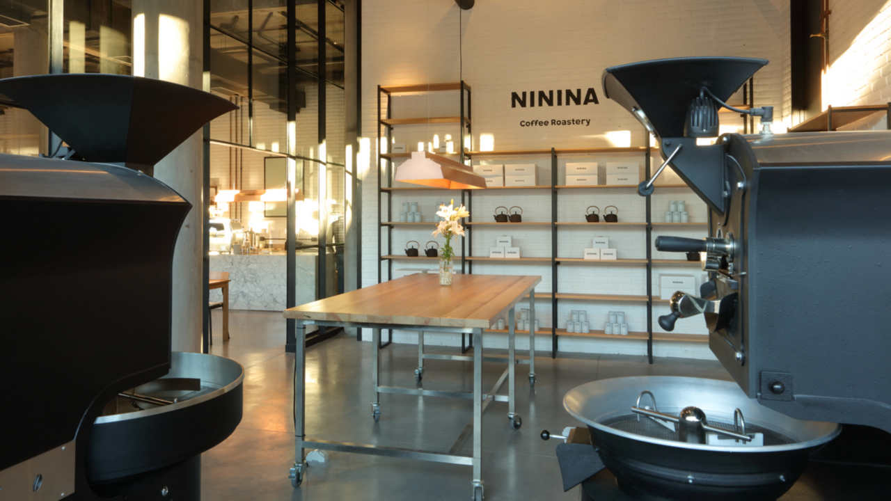 Ninina tuesta sus propios granos de café provenientes 