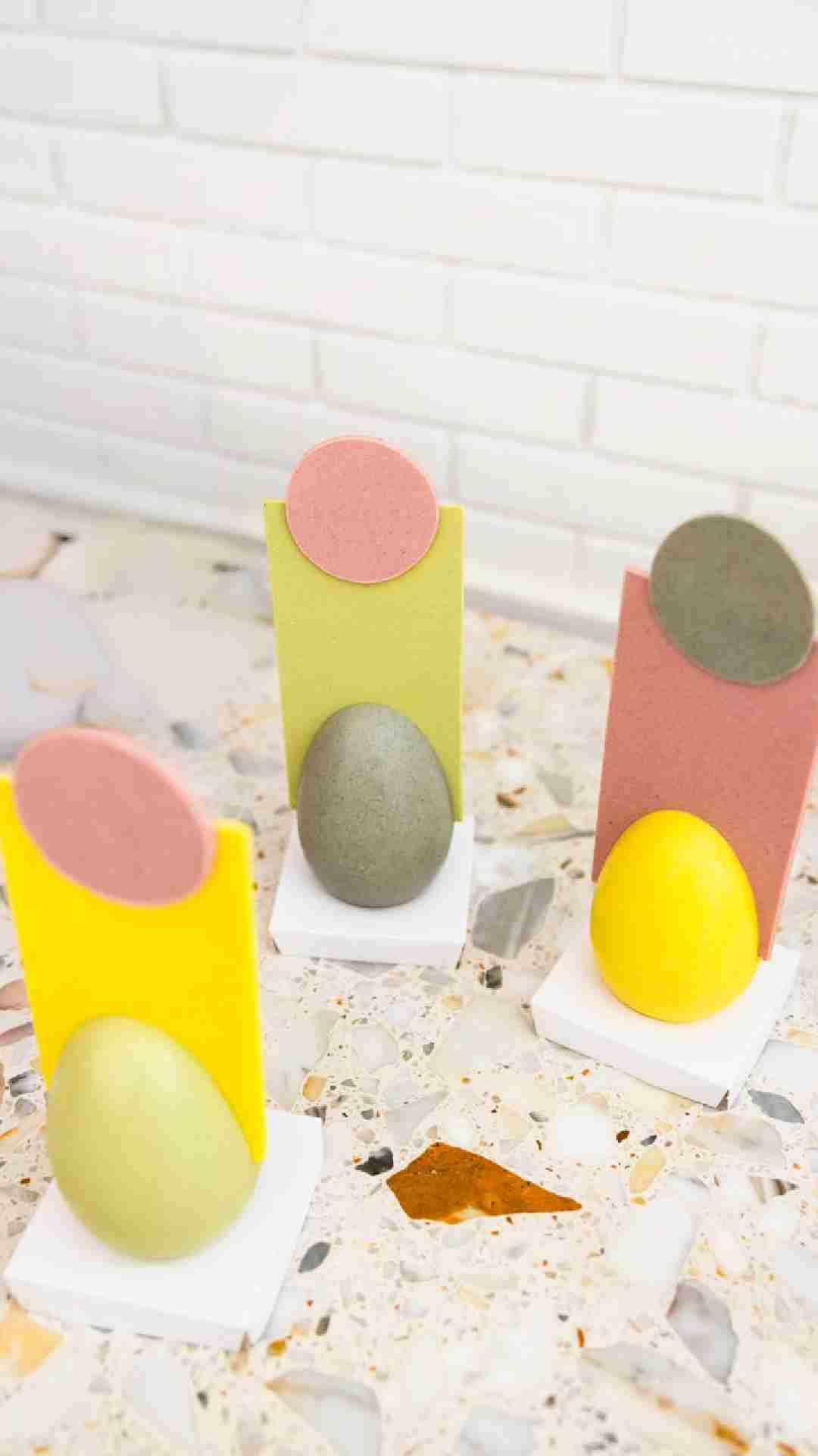 En Narda, los huevos están intervenidos por la artista Caro Iotti y hay de varios colores