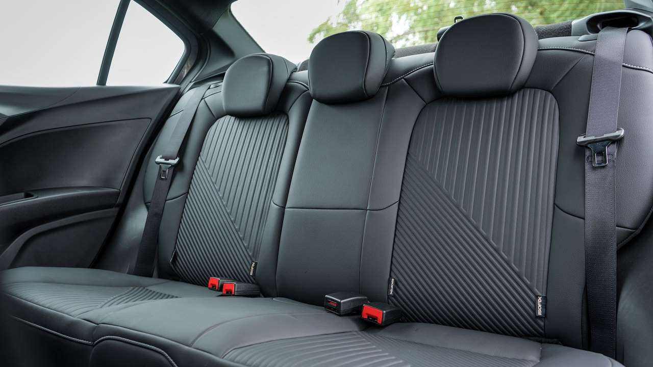 Espacio trasero del Cronos, con lugares para tres personas.