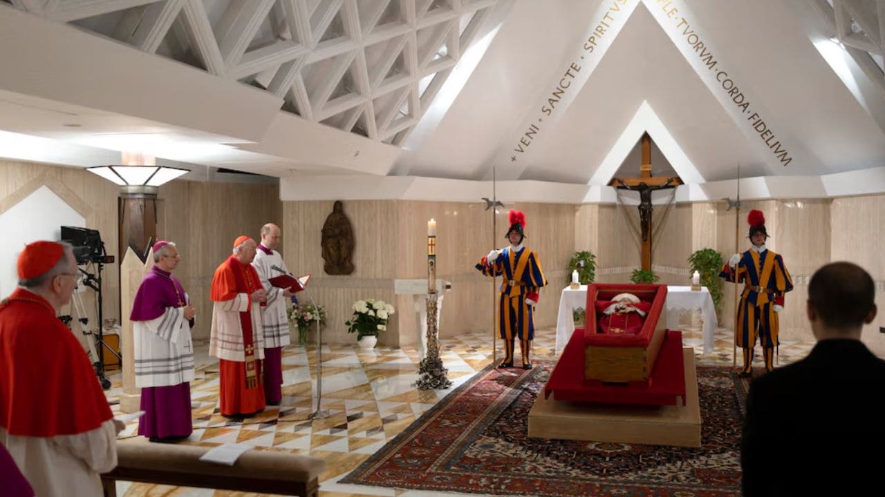 El Vaticano difundió las primeras imágenes del féretro del papa Francisco