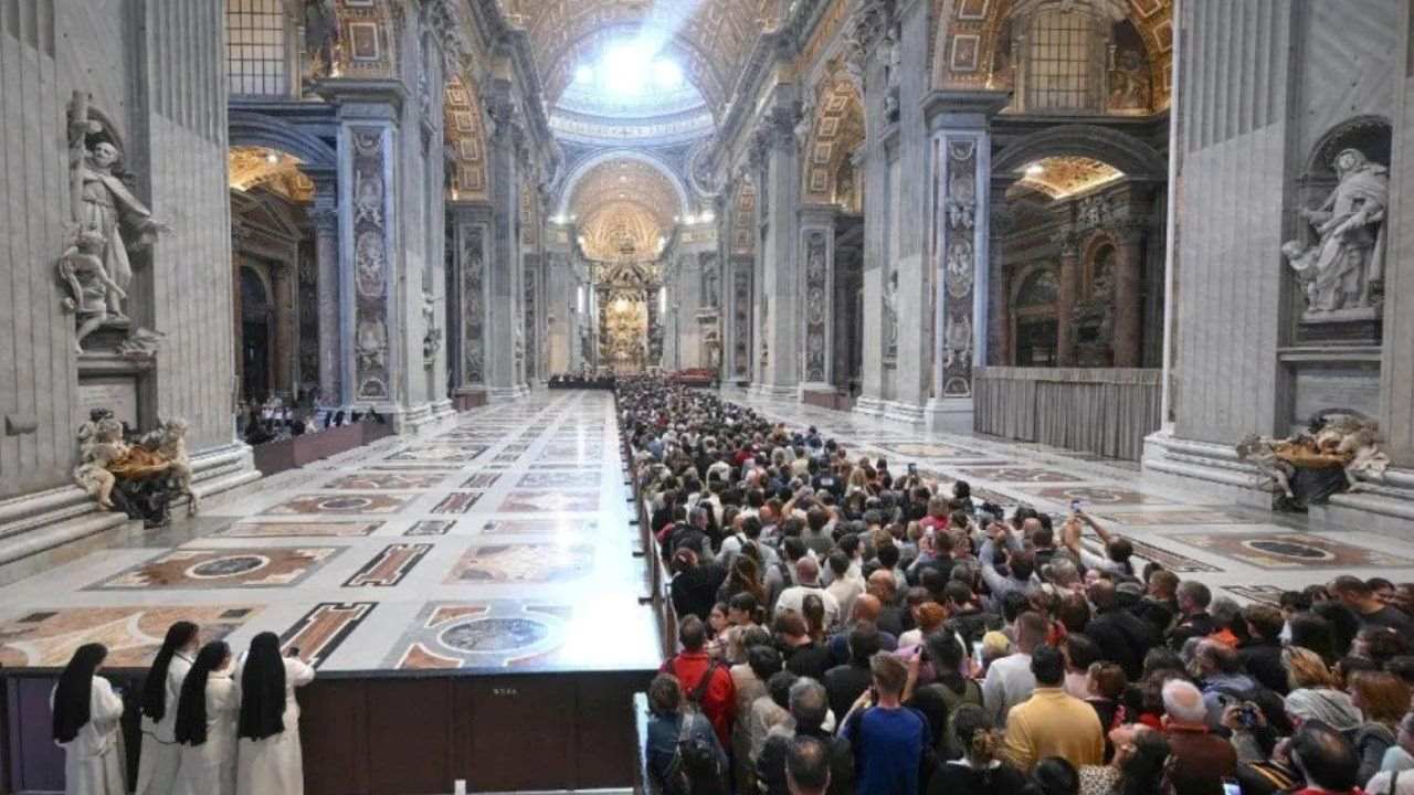 Unas 250 mil personas pasaron por la Basílica de San Pedro para despedir a Francisco