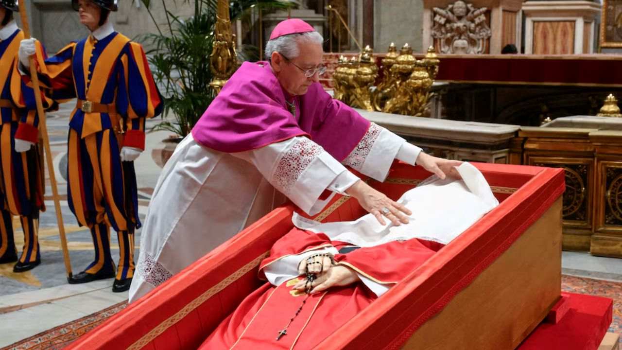 Parte del rito del cierre del ataúd del papa Francisco, en el Vaticano