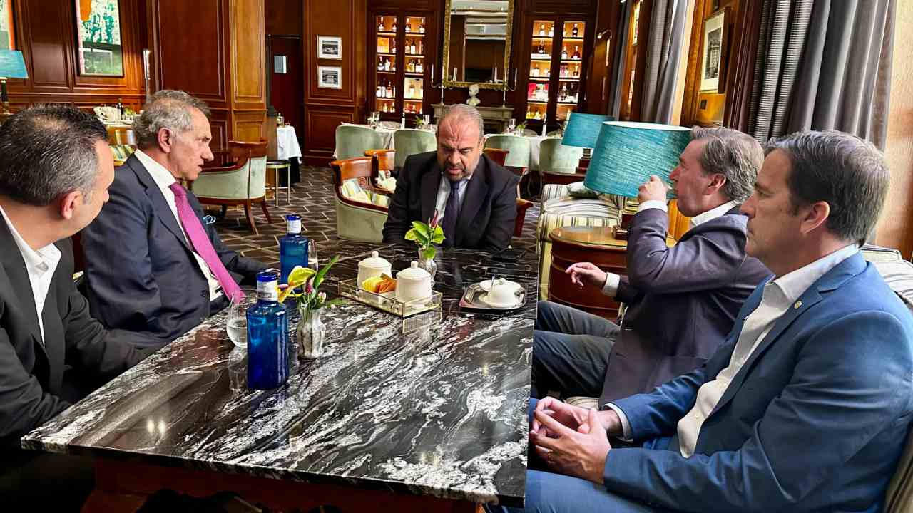 Scioli y referentes del turismo, en una de sus reuniones en España buscando inversiones