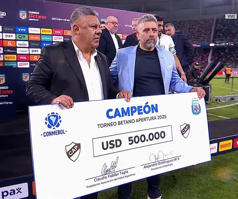 El Chiqui Tapia entregó el 'cheque' con el premio al presidente de Platense