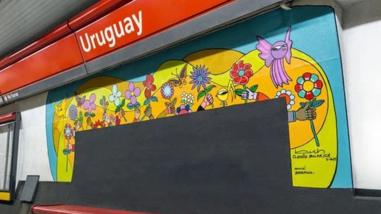 La estación Uruguay del subte B, con sus pinturas en las paredes