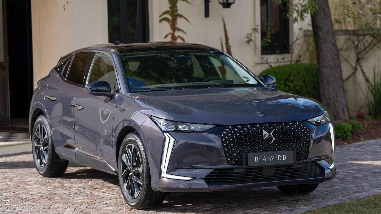 El DS4, un hatchback mediano, también suma tecnología híbrida.