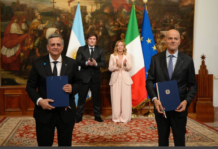YPF firmó un memorando de entendimiento con su par italiana para exportar GNL