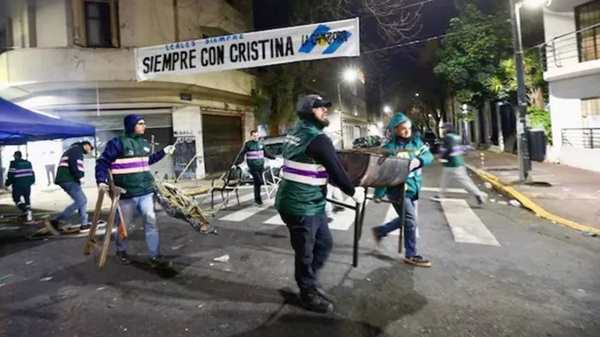 VIDEO La Policía desalojó a los militantes que acampaban frente al departamento de CFK