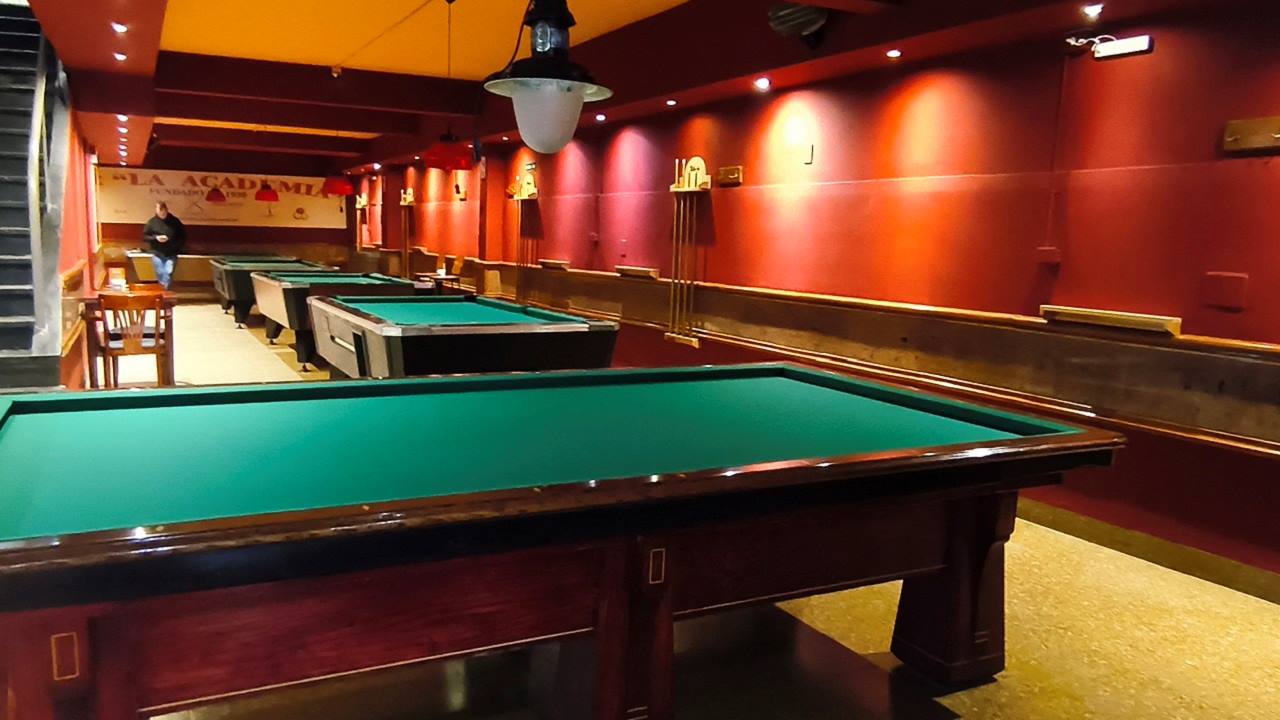 En la planta baja funcionará el bar y hay mesas para jugar al ajedrez y al pool, entre otras