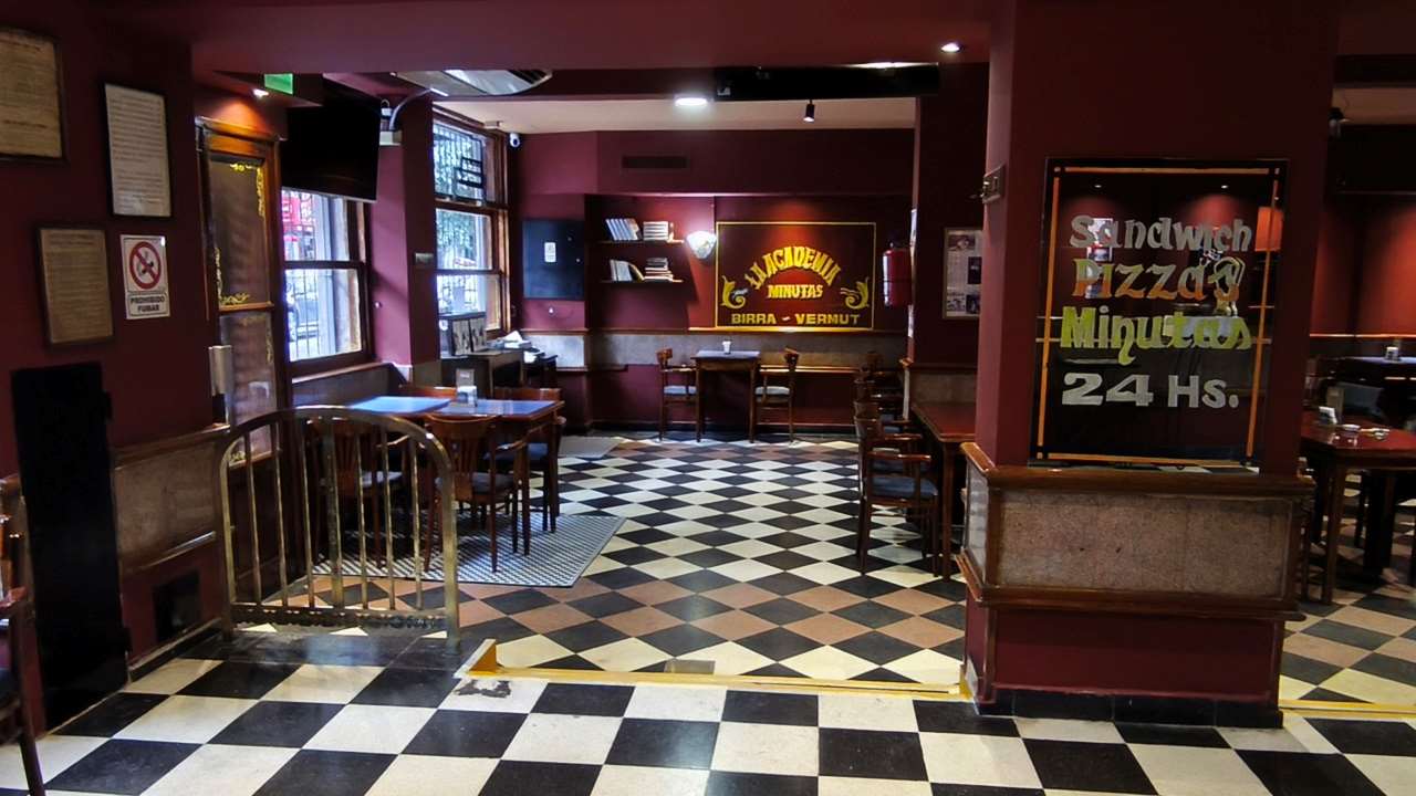 Entrar al nuevo bar es casi como estar en el de Callao