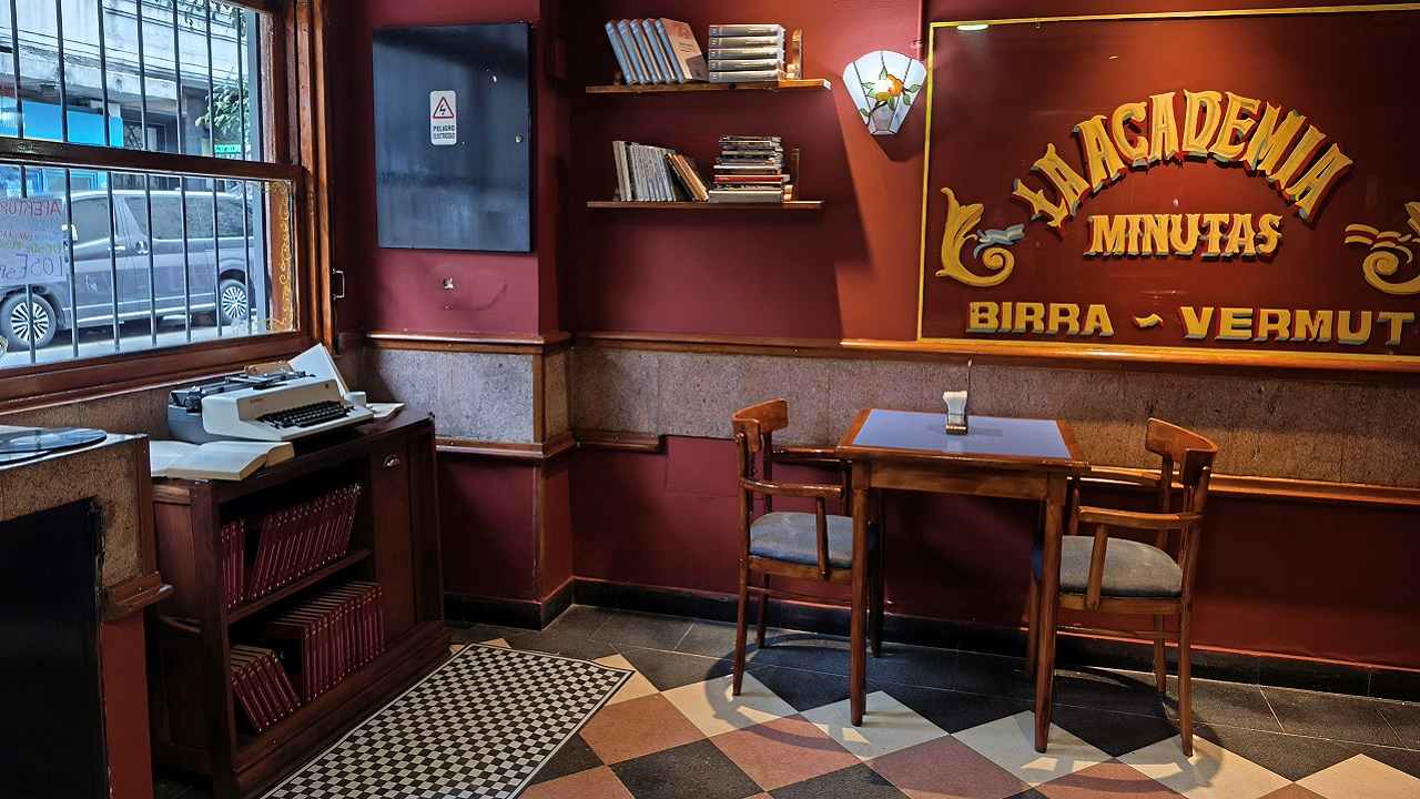 El bar hasta cuenta con libros que se pueden tomar prestados para leer en las mesas