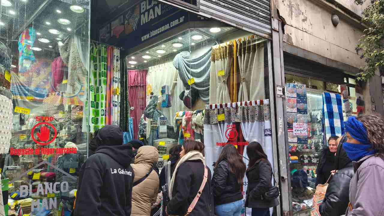 Todo el día tiene largas filas para poder acceder a sus precios imbatibles