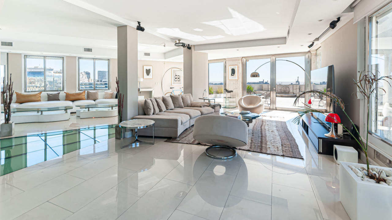 El departamento tiene 750 m², tres terrazas privadas y vistas al río desde el corazón de Retiro